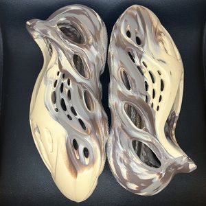 Yeezy Foam Runner MX Cream Clay Size 8M 9.5W